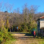 Vecchio casello della tramvia e, in alto, la basilica
